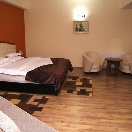 Hotel Crystal Palace Римніку-Вилча Екстер'єр фото