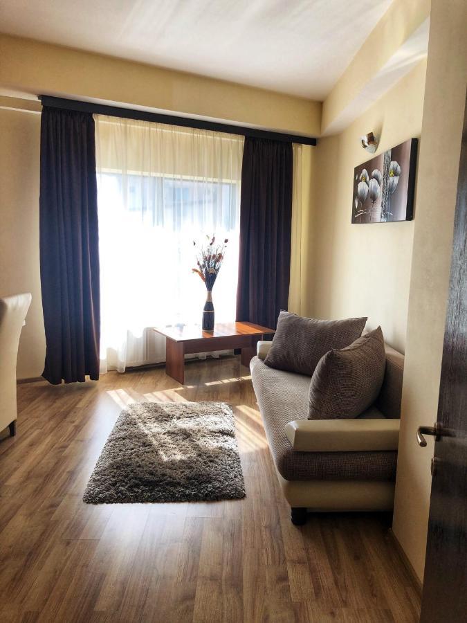 Hotel Crystal Palace Римніку-Вилча Екстер'єр фото